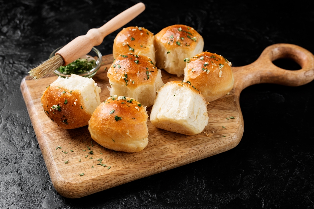 Pull-Apart Garlic Rolls That Disappear in Minutes
