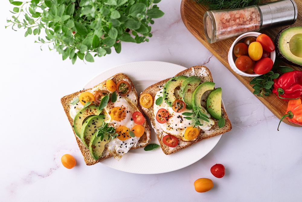 Easy Egg Avocado Tomato Toast for a Fresh and Filling Breakfast
