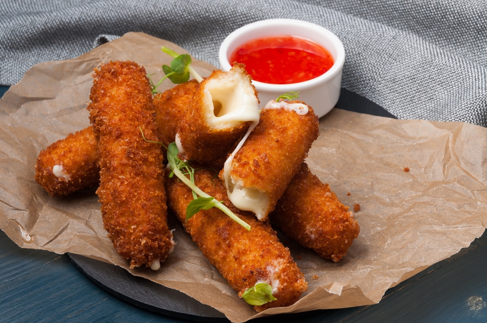 Air Fryer Mozzarella Sticks With Spicy Marinara